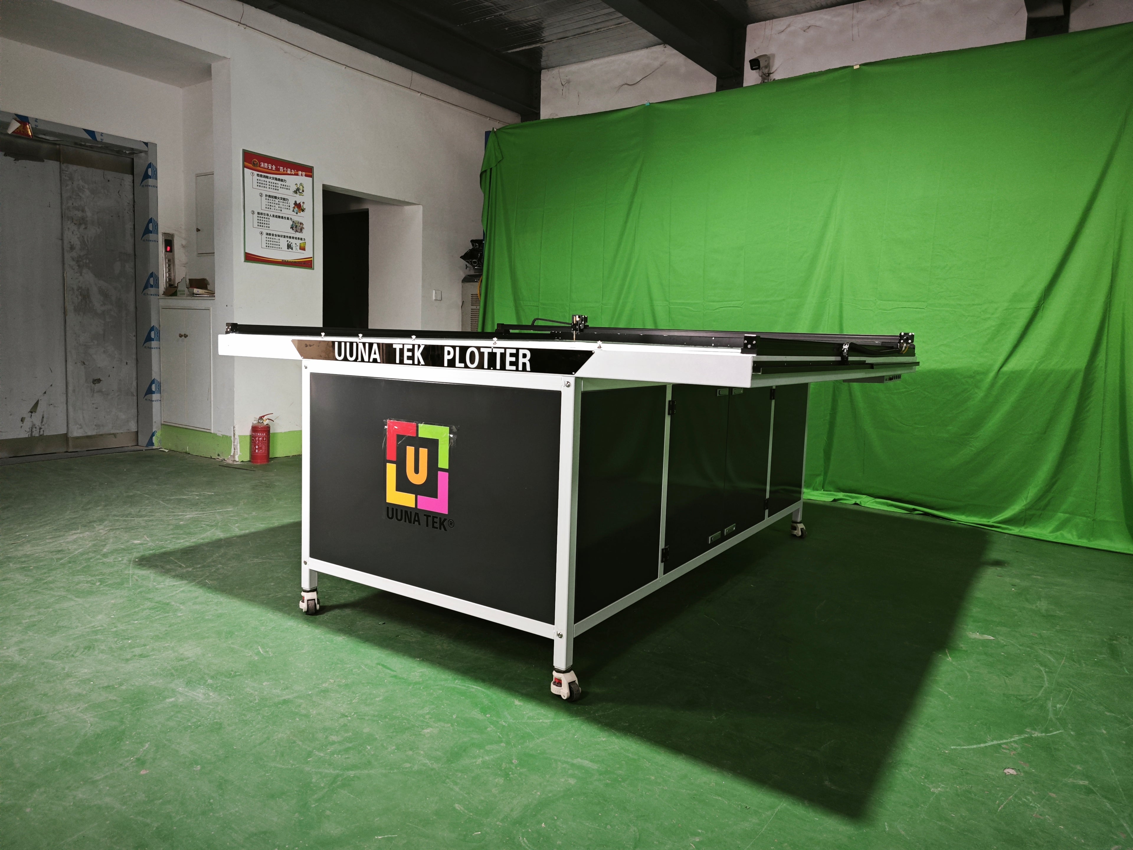 UUNA TEK 3.0 – 2 x 1,25 m / 2 x 2 m / 2 x 4 m großer, vormontierter High-End All-in-One Stiftplotter-Roboter Zeichenmaschinen