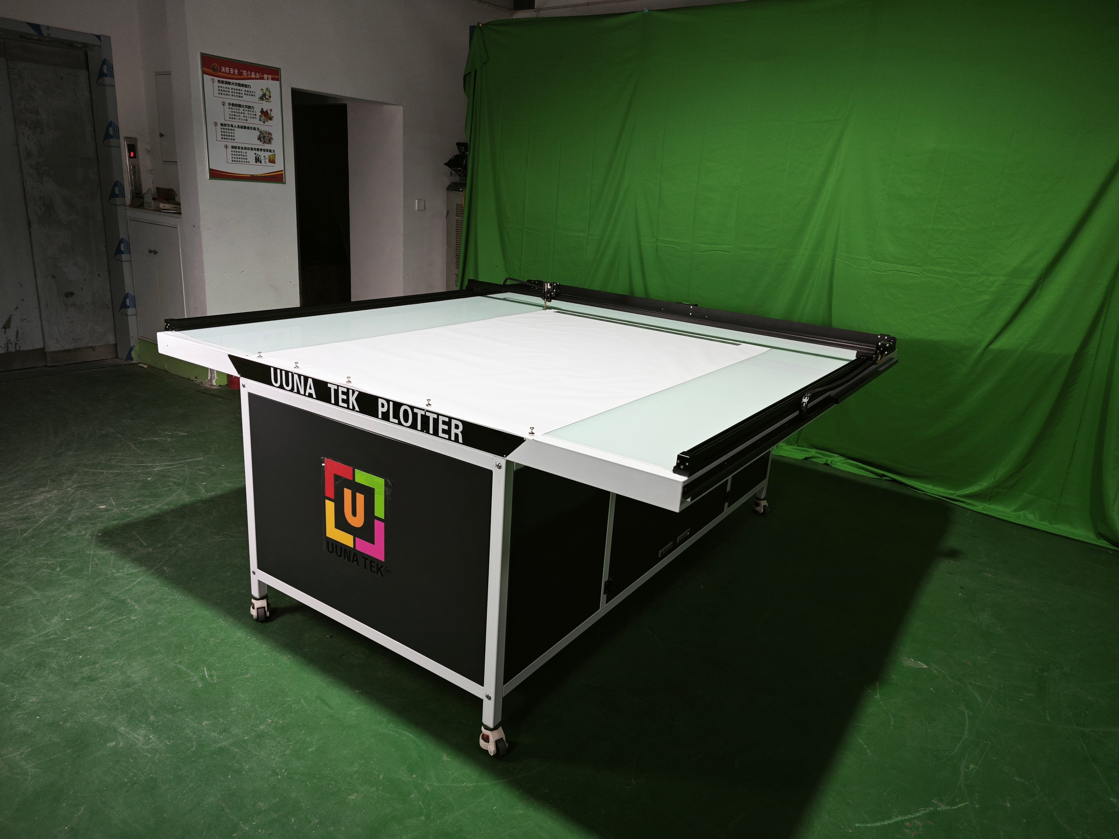 UUNA TEK 3.0 – 2 x 1,25 m / 2 x 2 m / 2 x 4 m großer, vormontierter High-End All-in-One Stiftplotter-Roboter Zeichenmaschinen